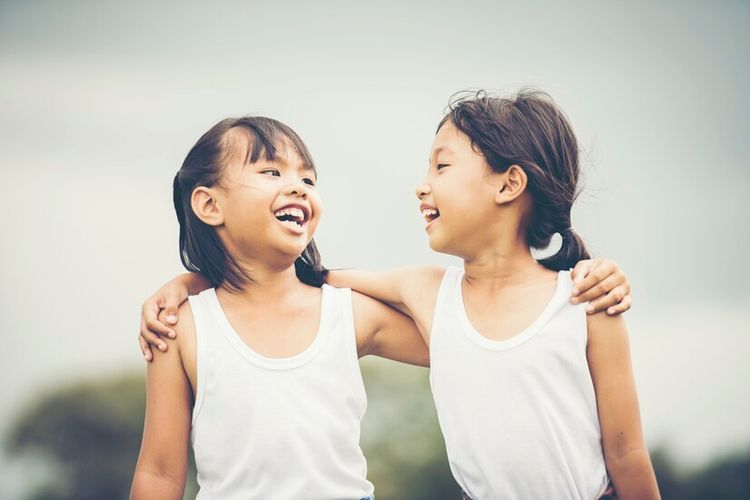 Ilustrasi anak kecil bahagia