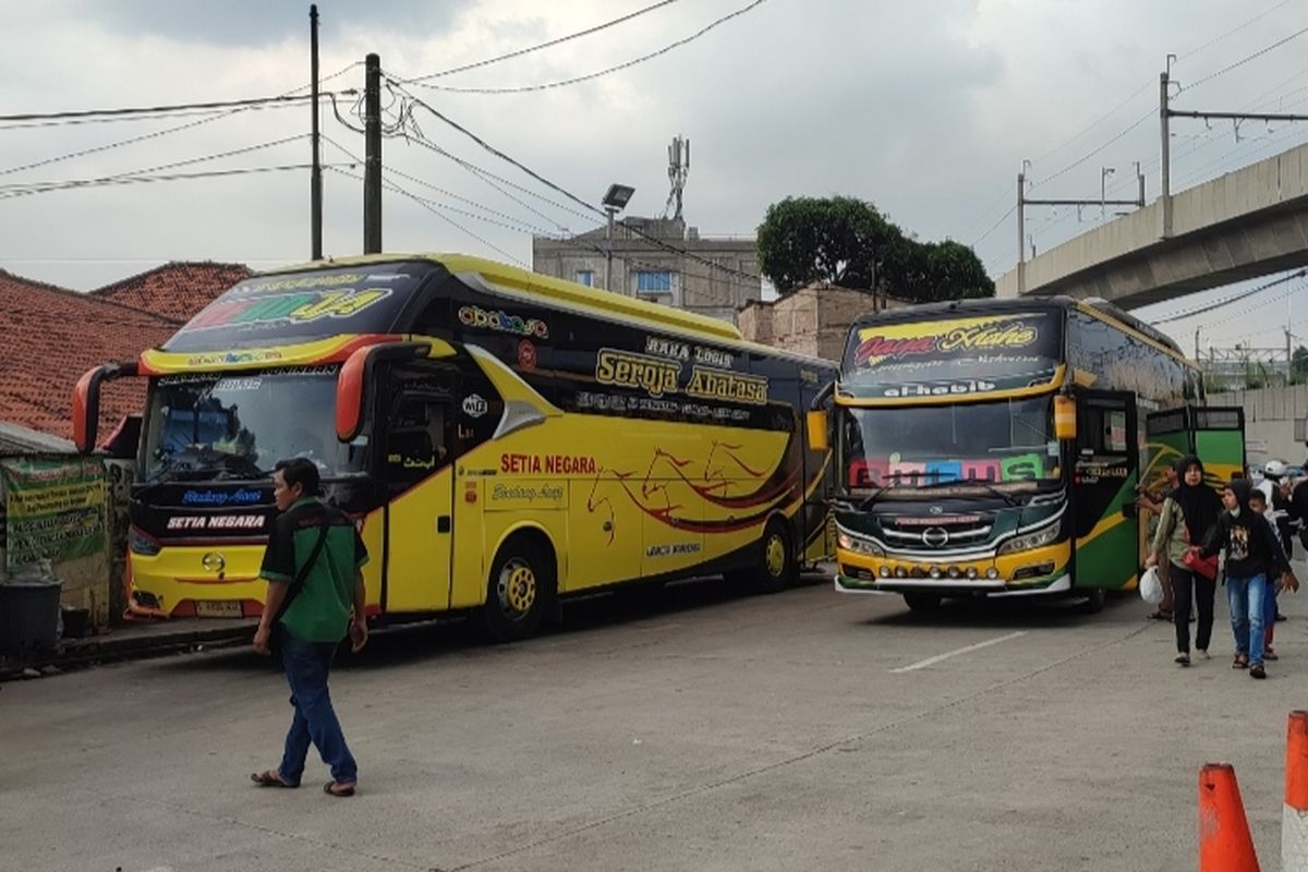 Suasana Terminal Lebak Bulus, Jakarta Selatan, pada Senin (18/4/2022). 