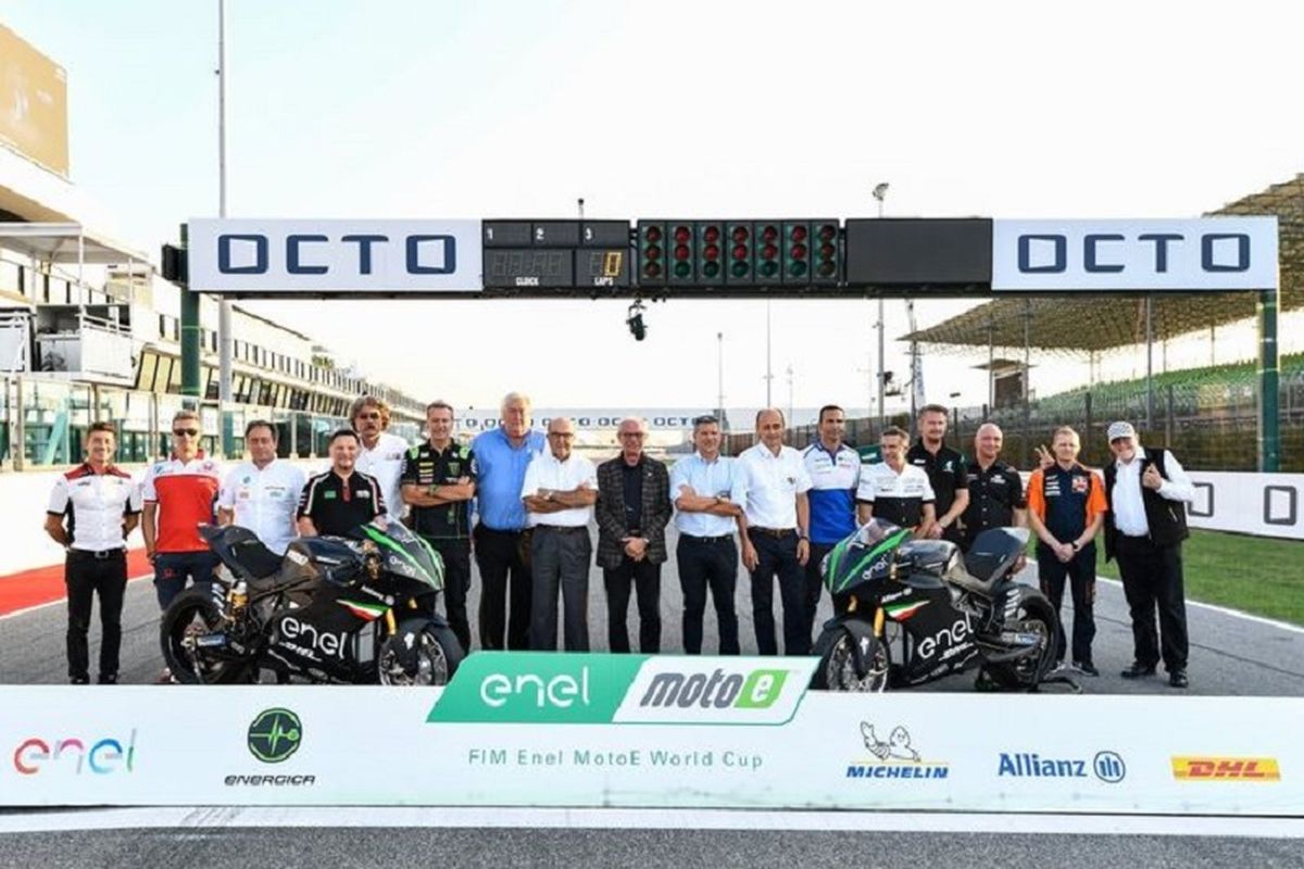 Para petinggi FIM, IRTA, Dorna dan perwakilan dari tim-tim balap yang hadir saat pengumuman mengenai akan digelarnya FIM Enel MotoE World Cup mulai musim 2019 jelang seri GP San Marino di Sirkuit Misano, Minggu (9/9/2018).