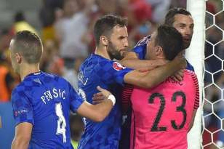 Kiper Kroasia, Danijel Subasic, mendapatkan selamat dari rekan-rekannya seusai menggagalkan penalti kapten Spanyol, Sergio Ramos, Selasa (21/6/2016). 