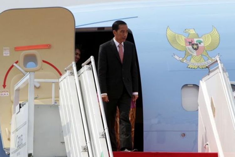 Presiden Joko Widodo didampingi ibu negara Iriana berjalan menuju ruang VVIP setibanya di Bandara Internasional Halim Perdanakusuma, Jakarta Timur, Jumat (19/2/2016). Presiden beserta delegasi tiba kembali di Tanah Air usai melakukan lawatan ke Amerika Serikat untuk menghadiri KTT ASEAN-AS, berkunjung ke Silicon Valley dan menjadi pembicara utama dalam US-ASEAN Business Council.