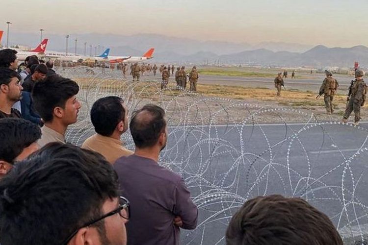 Massa yang ingin meninggalkan Afghanistan melalui bandara Kabul yang dikuasai pasukan AS. [GETTY IMAGES VIA BBC INDONESIA]