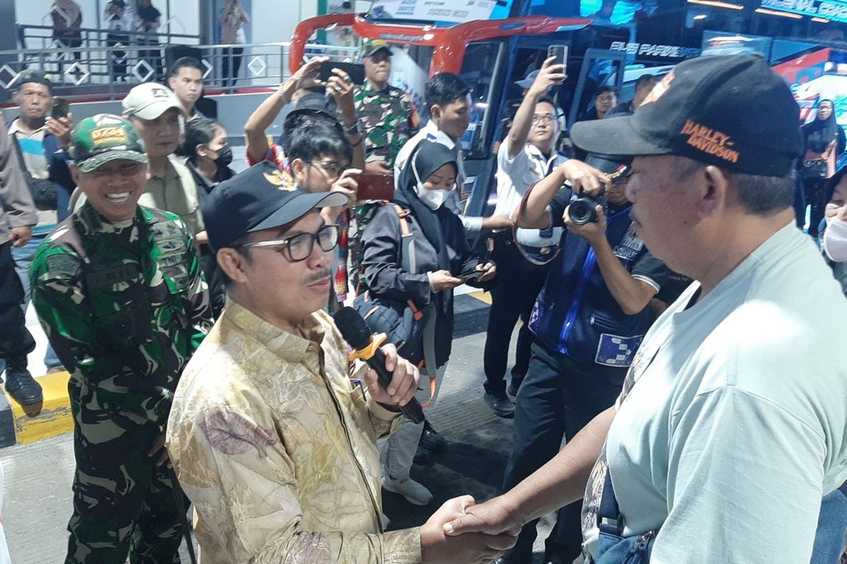 Wali Kota Yogyakarta Hasto Wardoyo saat berdialog dengan seorang peserta angkutan balik mudik gratis di Terminal Giwangan, Yogyakarta, Sabtu (5/04/2025).