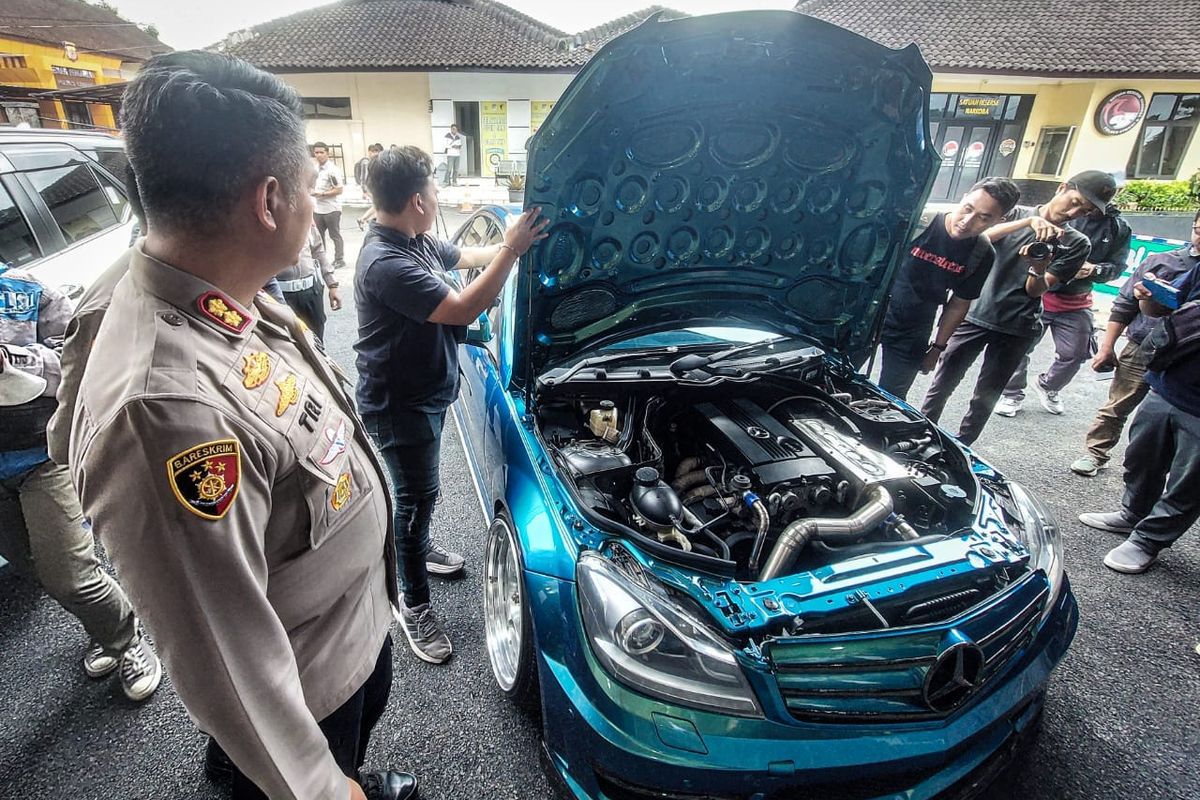 Kendaraan Mercy C200 ditilang Polres Cimahi lantaran pakai nomor polisi kembar, Selasa (3/12/2024).