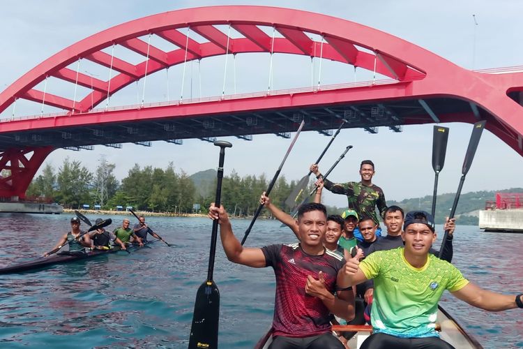 Tim cabang olahraga dayung Jatim mulai melakukan latihan di Teluk Youtefa, Kota Jayapura, Papua.