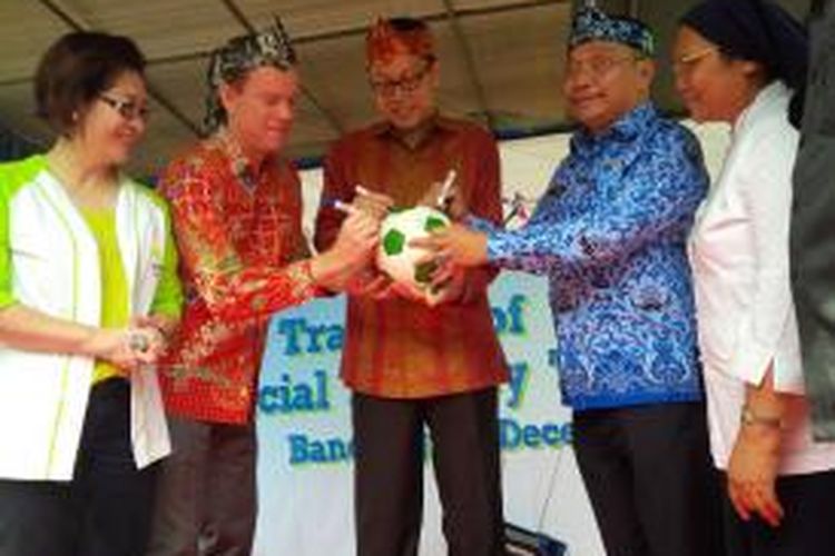 Sejumlah pejabat Bank Permata, ASA Foundation, dan Pemkot Bandung menandatangani bola sebagai kick off Bandung menjadi kota percontohan FITS. 