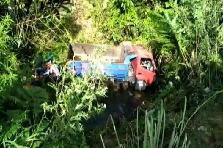 Lima pengungsi di Mamasa, Sulawesi Barat, tewas setelah truk yang membawa mereka masuk jurang.