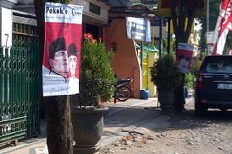 Salah satu banner pasangan capres-cawapres Prabowo-Hatta yang dipasu di pohon di pinggir jalan di Kota Malang dan Kabupaten Malang.Selasa (10/6/2014).