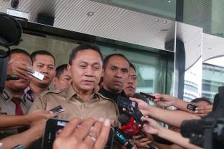 Menteri Kehutanan Zulkifli Hasan seusai diperiksa Komisi Pemberantasan Korupsi sebagai saksi dalam kasus dugaan suap alih fungsi kawasan hutan di Bogor.