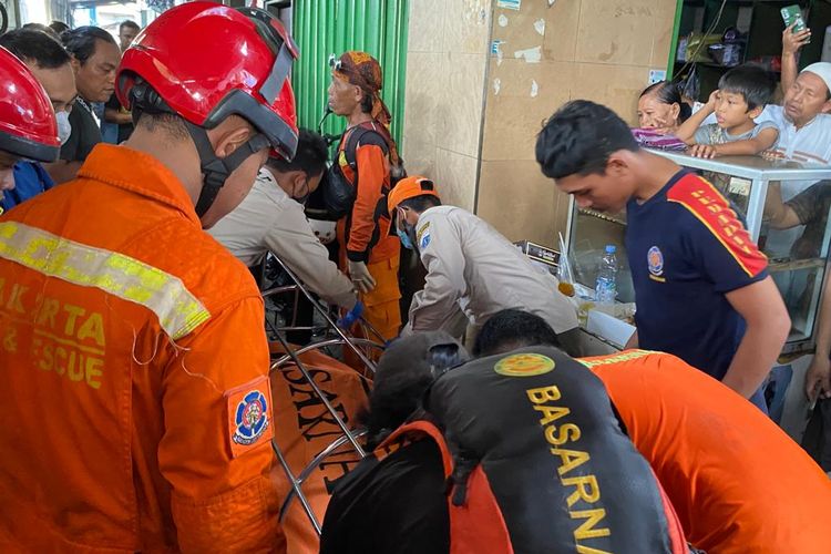Jasad pria berinisial P (37) dievakuasi oleh petugas, usai ditemukan tenggelam pada Rabu (14/12/2022). Korban dibawa menuju mobil jenazah untuk diautopsi di rumah sakit. 