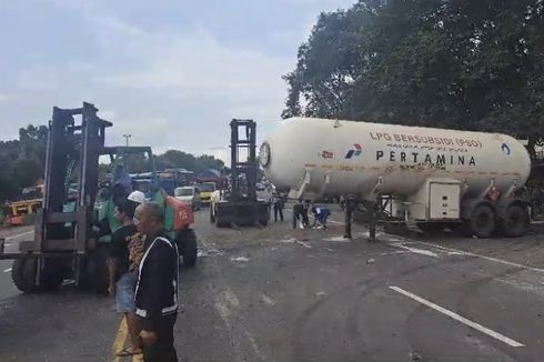 Truk Tangki Elpiji Terguling di Bypass Mojokerto Arah Surabaya, 3 Orang Terluka
