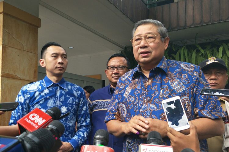 Ketua Umum Partai Demokrat Susilo Bambang Yudhyono usai mencoblos pada Pilkada Jawa Barat 2018 di Cikeas, Bogor, Rabu (27/6/2018)