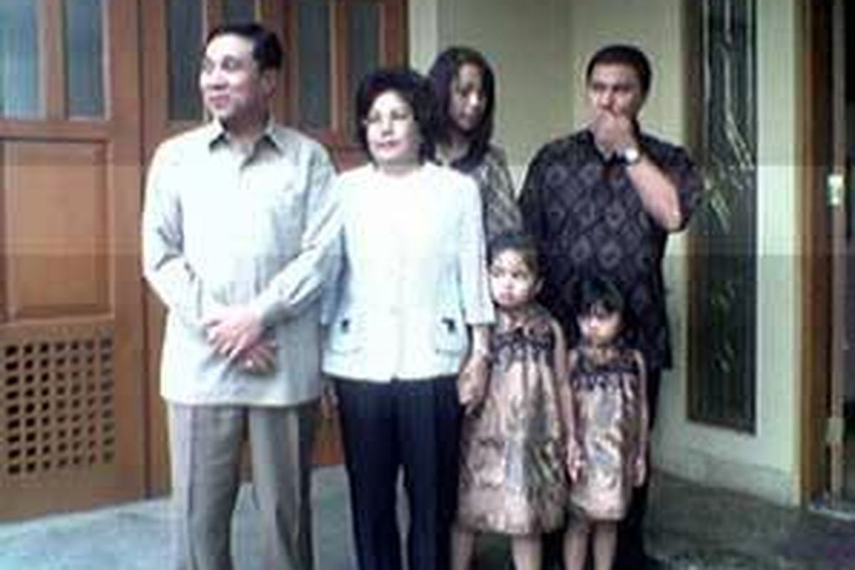 Calon Kapolri Komjen Pol Bambang Hendarso bersama istri, putranya Hanny Kuncoro, menantunya Mita dan kedua cucunya, sebelum menyambut kedatangan anggota Komisi III DPR RI di kediamannya di kawasan Pondok Indah, Jumat (19/9). Putra bungsunya Bayu Huda Wicaksono tidak dapat hadir karena sedang menunaikan ibadah umroh.