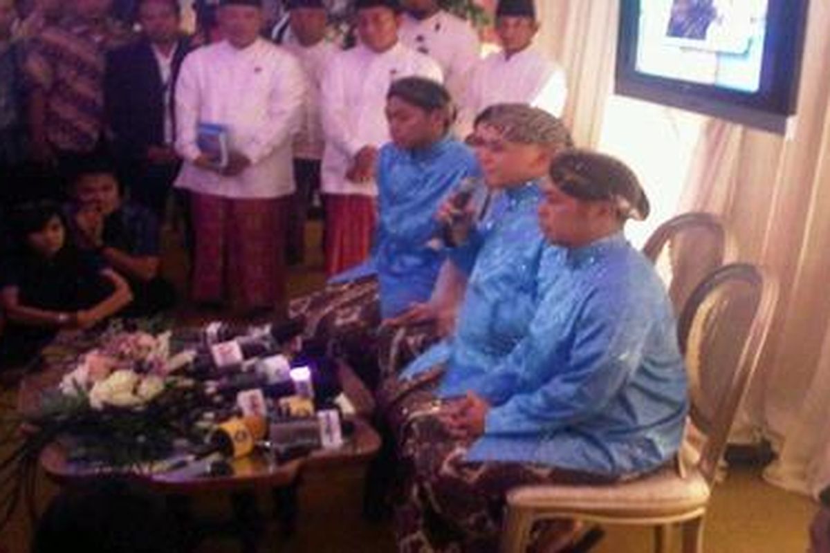 Jumpa pers perkawinan Ibas dan Aliya di kediaman Menko Perekonomian Hatta Rajasa di rumahnya.
