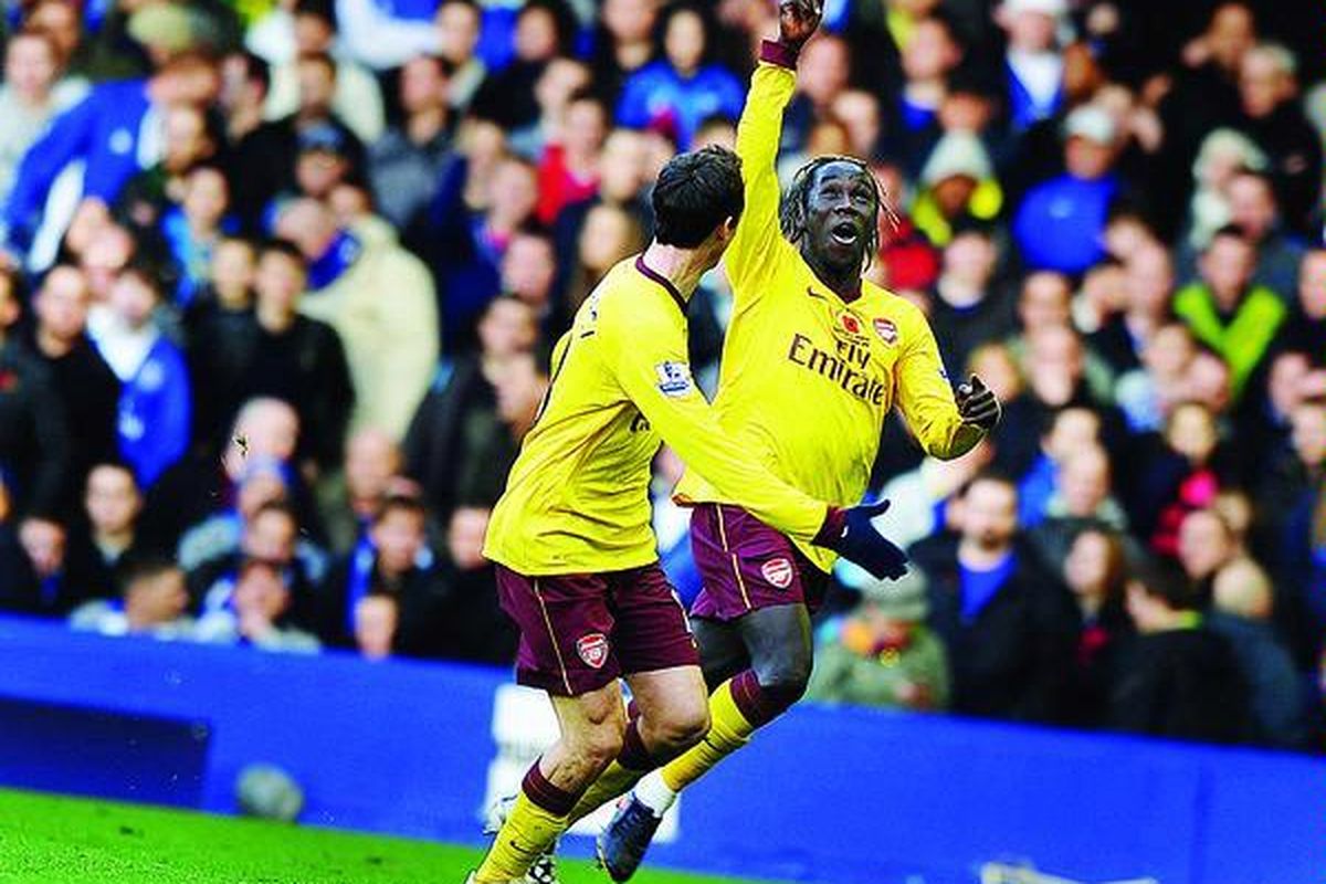 Bek Arsenal, Bacary Sagna (kanan), berlari dengan rekannya, Sebastien Squillaci, setelah mencetak gol ke gawang Everton pada laga Liga Inggris di Stadion Goodison Park, Liverpool, Inggris, Minggu (14/11). Arsenal menang 2-1.