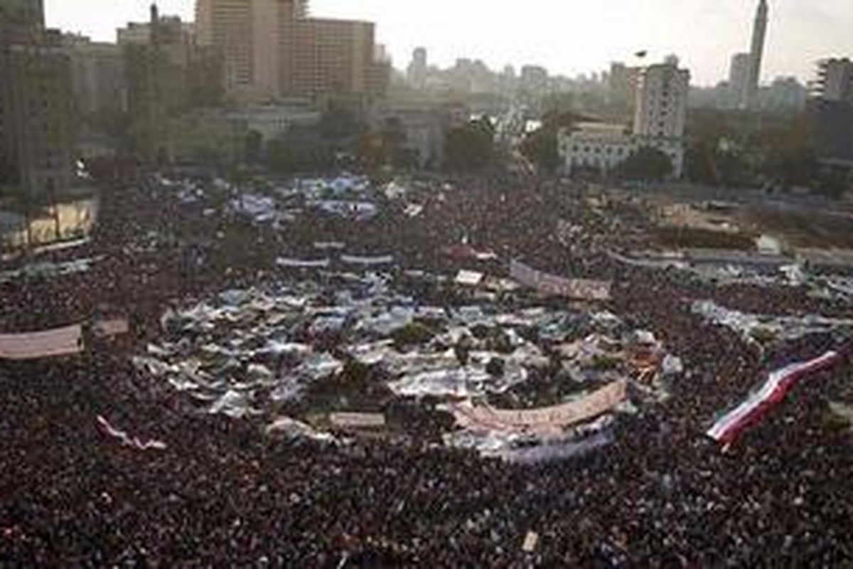 Tahrir Square atau Alun-alun Tahrir di Kairo pusat dipenuhi massa anti-Mubarak. Mereka mendirikan tenda-tenda di lokasi itu dan tidak mau bubar sebelum Mubarak mundur.