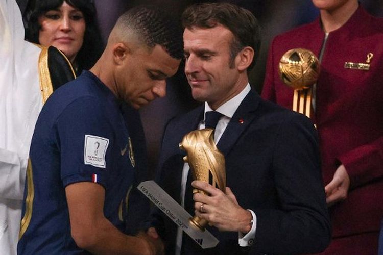 Presiden Perancis Emmanuel Macron (kanan), saat hendak menyerahkan trofi Sepatu Emas Piala Dunia 2022 untuk Kylian Mbappe. Timnas Perancis harus puas menjadi runner-up Piala Dunia 2022 setelah takluk dari Argentina pada laga final yang dihelat di Lusail Stadium, Minggu (18/12/2022).