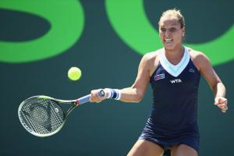 Petenis Slovakia Dominika Cibulkova mengembalikan boal ke arah Yvonne Meusburger dari Austria pada babak kedua Sony Open Tennis di Crandon Park Tennis Center, Miami, Jumat (21/3/2014).