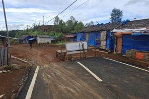 Melihat Langsung Jalan Viral di Perbatasan Banten-Jabar: Satu Aspal Mulus, Lainnya Tanah