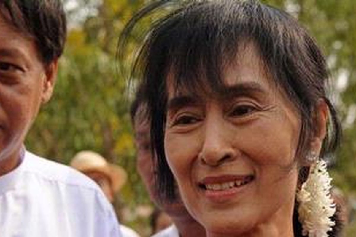 Pemimpin oposisi Myanmar, Aung San Suu Kyi mengunjungi daerah pemilihan yang diwakilinya, Kawhmu, Minggu (1/4/2012). Partai yang dipimpinnya, Liga Nasional untuk Demokrasi (NLD) mengklaim Suu Kyi berhasil memenangi satu kursi di parlemen setelah hasil tak resmi menunjukkan peraih Hadiah Nobel Perdamaian itu unggul dengan 65 persen suara di Kawhmu.
