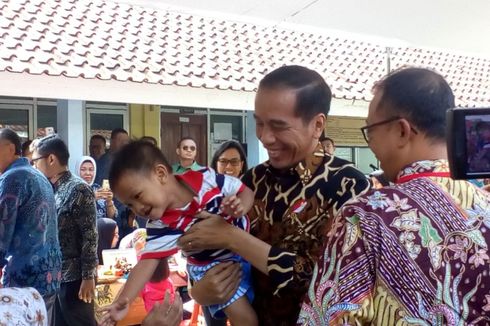 Jokowi Gendong Balita, Presiden Bank Dunia Bagi-bagi Buku
