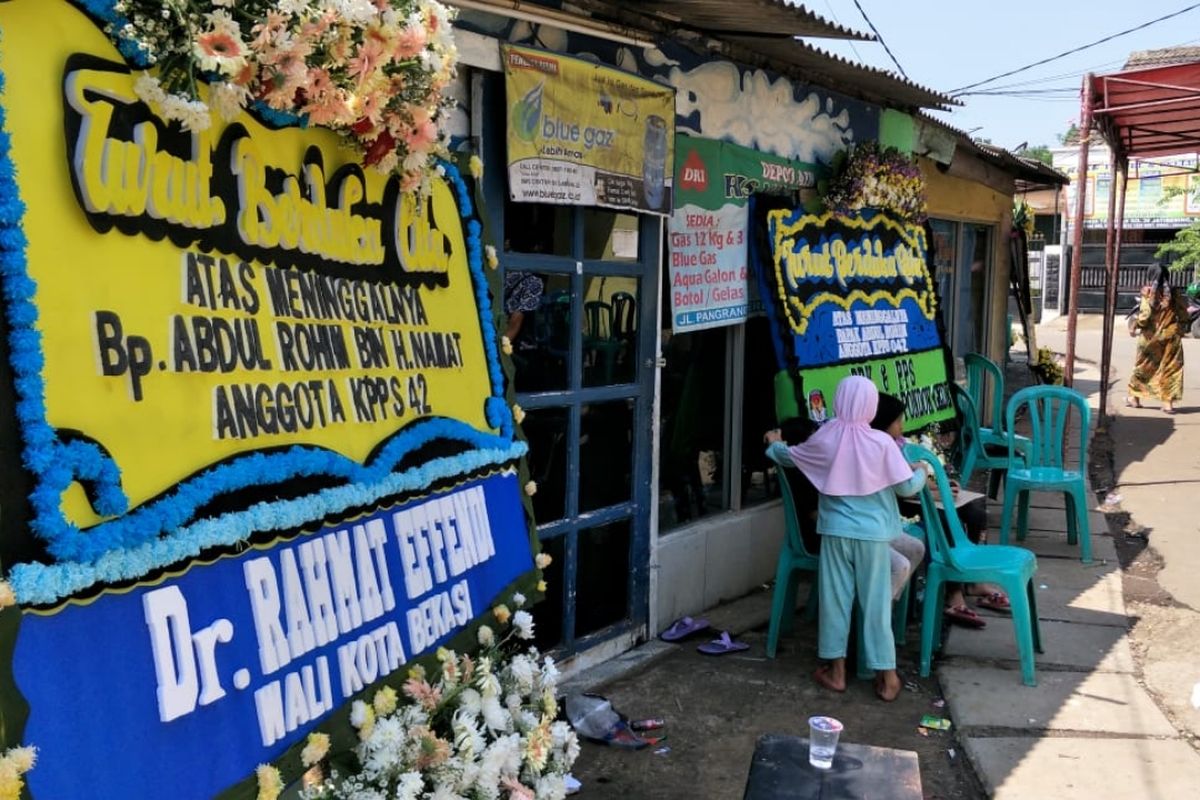 Karangan bungan bertebaran di kediaman Abdul Rohim (40), anggota KPPS TPS 042, Kelurahan Jatibening Baru, Kota Bekasi yang gugur karena ada faktor kelelahan, Kamis (25/4/2019).