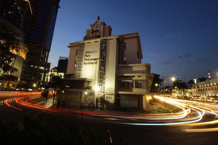 Suasana malam hari di wilayah Tunjungan, Surabaya.