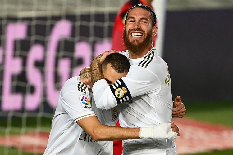 Pemain Real Madrid Karim Benzema (kiri) dan Sergio Ramos merayakan gol dalam laga melawan Villarreal dan berhasil keluar sebagai juara Liga Spanyol setelah menang 2-1, di Stadion Alfredo di Stefano, Valdebebas, pada Jumat (17/7/2020) dini hari WIB. Hasil ini menjadi trofi Liga Spanyol ke-34 Real Madrid dan yang ke-11 bagi Zinedine Zidane menangani Los Blancos, termasuk tiga gelar Liga Spanyol.