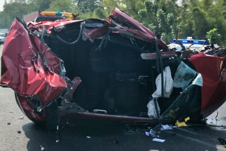 Mobil Mazda berwarna merah berpelatnomor B 900 RED yang dikemudikan oleh Berlyno Julian (19) menabrak sebuah truk trailer di bahu jalan Tol Jakarta - Bitung Tangerang KM 21.200 A pada Jumat (14/9/2018) pukul 08.20 WIB. 
