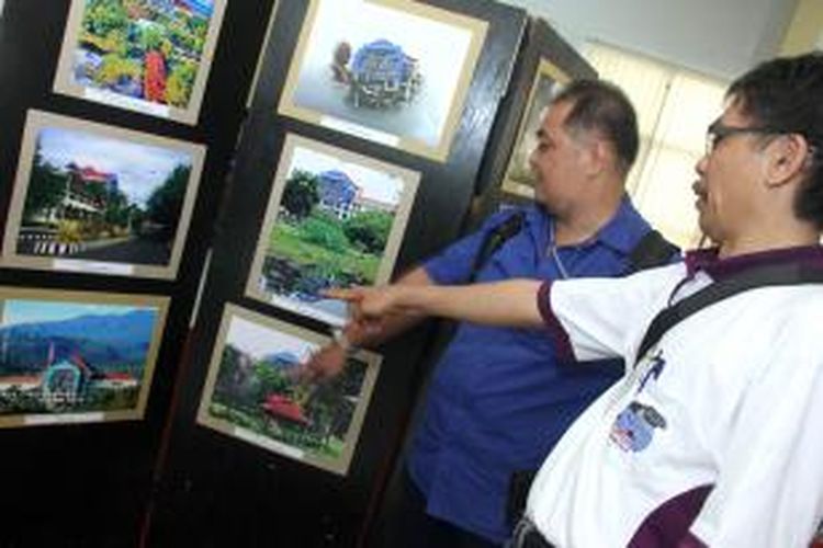 Sejumlah dosen di Universitas Sam Ratulangi Manado menggelar Pameran Foto 