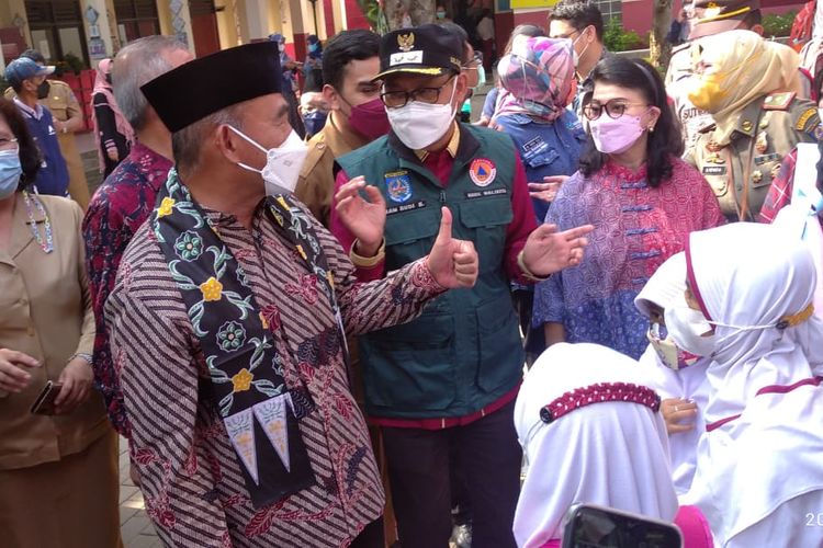Menteri Koordinator Bidang Pembangunan Manusia dan Kebudayaan, Muhadjir Effendy (kiri, masker putih), menghadiri kick-off di SDN 01 Kota Depok, Jawa Barat, Selasa (14/12/2021) pagi.