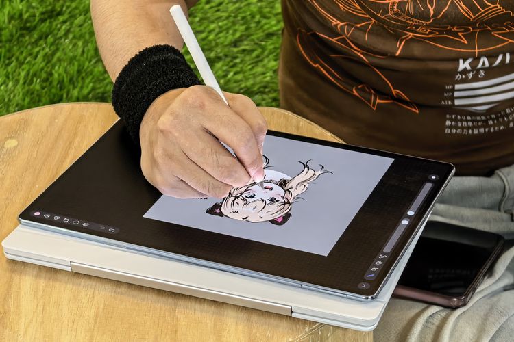 Seorang pengguna menggambar desain karakter animasi menggunakan MatePad Pro Max 