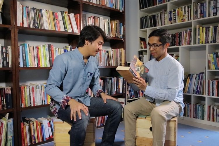 Penulis Ahmad Fuadi berpose dengan aktor Arbani Yasiz. Novel karya Fuadi, Ranah 3 Warna, akan dibuatkan versi filmnya.