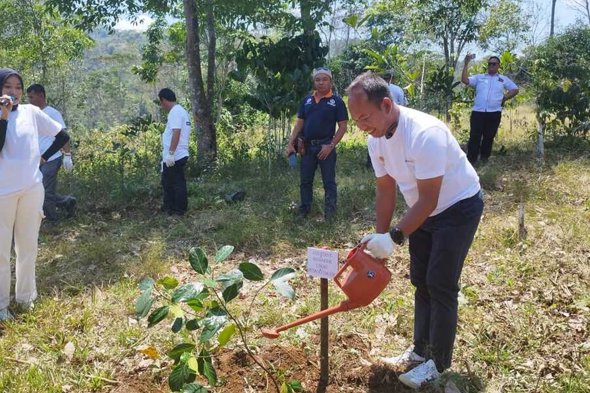 Penanaman pohon oleh Pertamina Field Prabumulih bersama BKSDA Sumsel guna mencegah terjadinya konflik antara manusia dan hewan di area konservasi di Kabupaten Lahat Sumsel