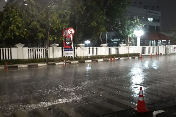Hujan lebat turun di depan Menara Kompas, Jalan Palmerah Selatan, Jakarta Pusat, Selasa (8/10/2019) malam.