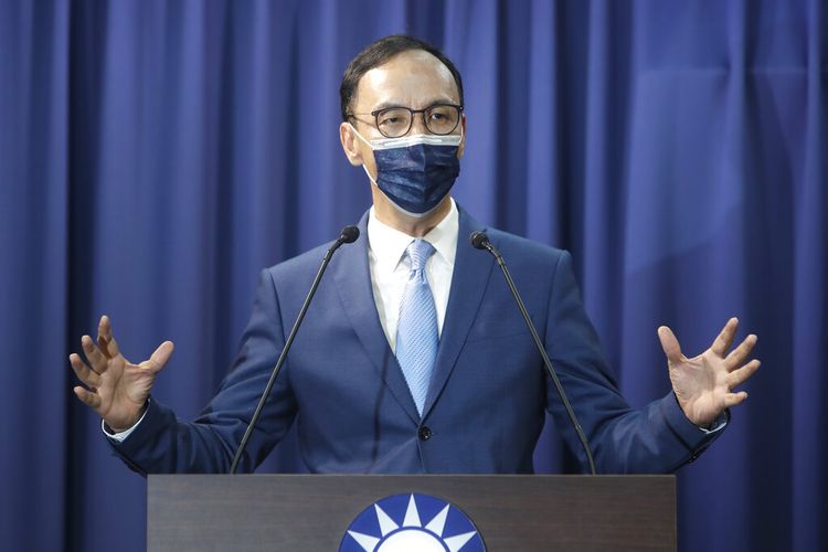 Eric Chu memberikan pidato setelah menang dalam pemilihan ketua Partai Nasionalis alias Kuomintang (KMT) di Taipei, Taiwan, Sabtu (25/9/2021).
