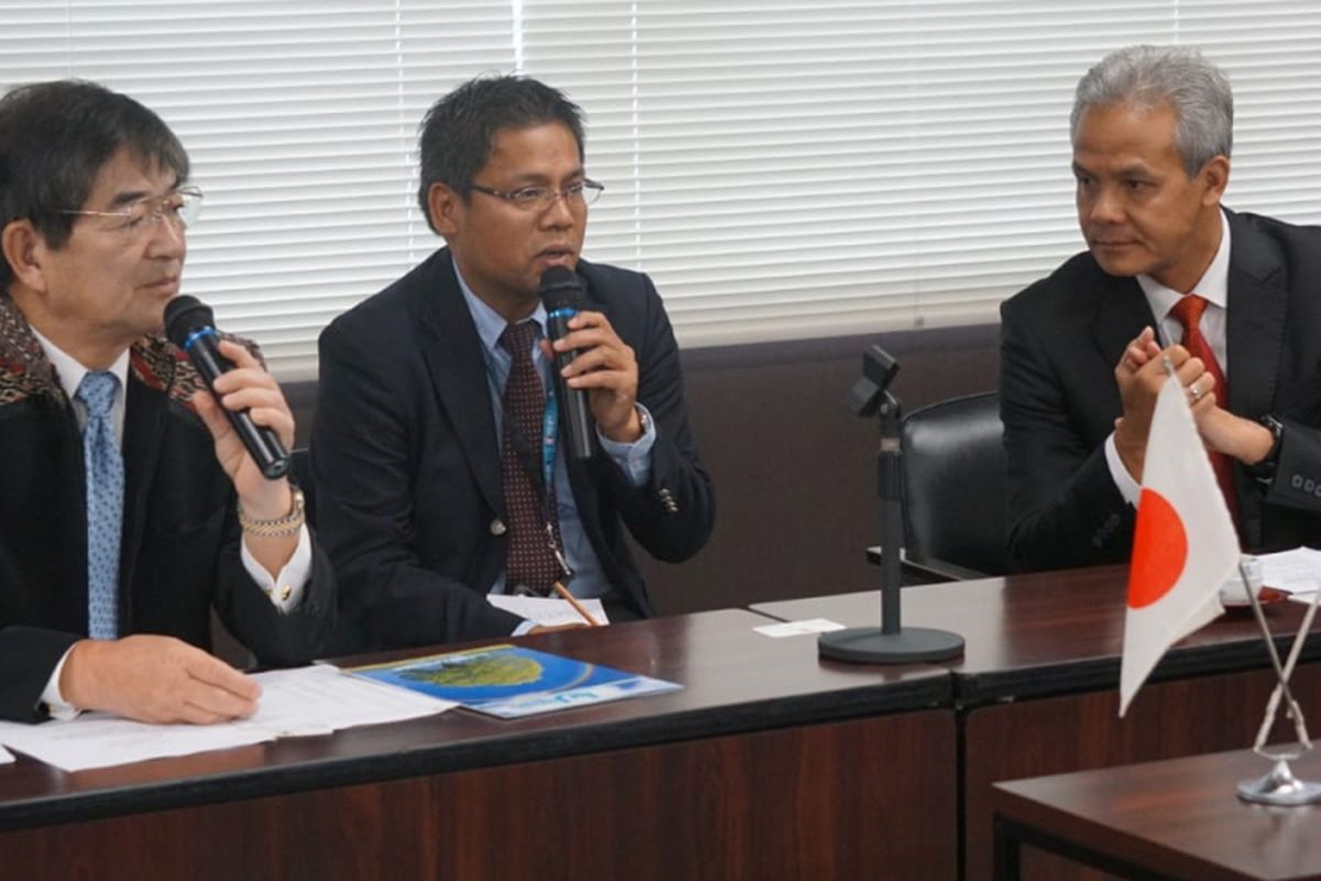 Gubernur Jawa Tengah Ganjar Pranowo bertemu dengan CEO International Manpower Development Organization Japan (IM Japan) Kyoei Yanagisawa di Tokyo, Rabu (7/11/2018).