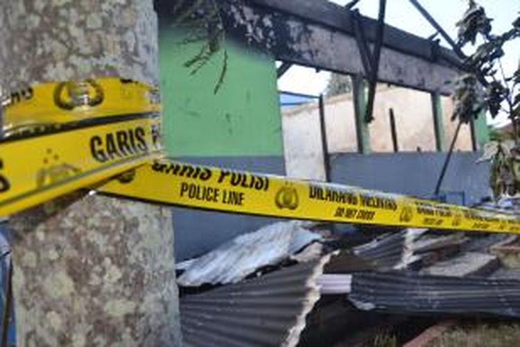Lima Ruangan SMAN 5 Ternate, Maluku Utara yang terbakar Jumat (15/1/2016) dini hari dipasangi garis polisi untuk kepentingan penyidikan.