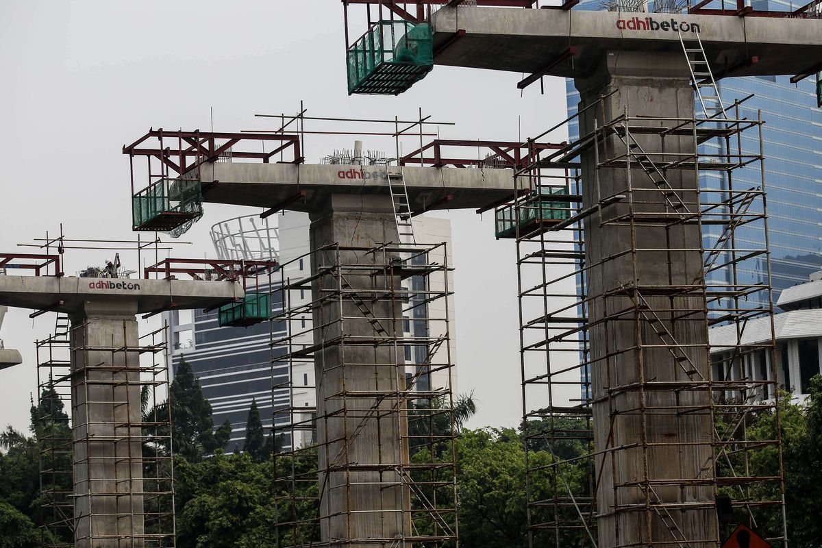 Pekerja menyelesaikan pengerjaan proyek Light Rail Transit (LRT) Jabodebek lintas pelayanan dua Cawang-Dukuh Atas di kawasan Kuningan, Jakarta Selatan, Senin (17/6/2019). Dinas Perhubungan DKI Jakarta akan menutup Jalan Setiabudi Tengah dari 17 Juni 2019 hingga 28 Februari 2020 mendatang. Penutupan jalan dilakukan untuk mengefektifkan pembangunan proyek LRT serta menghindari resiko kecelakaan pengguna jalan.