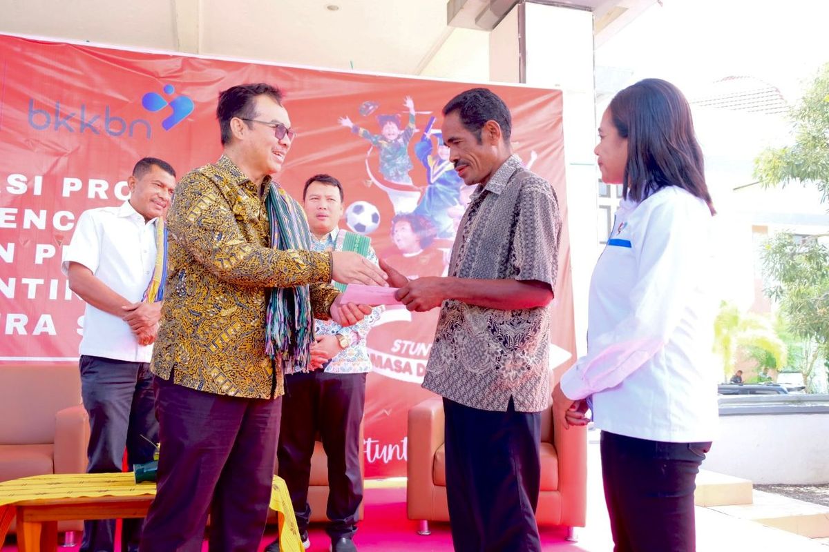 Kepala Badan Kependudukan dan Keluarga Berencana Nasional (BKKBN) Dokter Hasto Wardoyo dalam kegiatan Sosalisasi Program Pembangunan Keluarga, Kependudukan, Keluarga Berencana (Bangga Kencana) dan Percepatan Penurunan Stunting bersama Mitra Strategis, di Kantor Bupati TTS, Provinsi NTT, Rabu (20/3/2024).