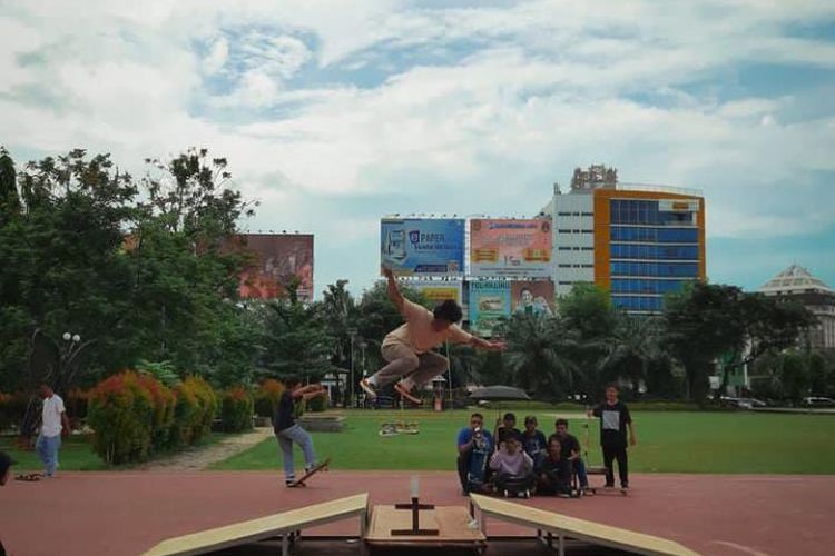 Skateboarder yang tergabung di komunitas Ikatan Semarang Skateboard (ISS) sedang bermain skateboard di Lapangan Simpang Lima Semarang.