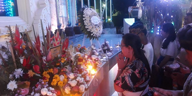 Warga berdoa di Monumen Bom Bali, Sabtu (12/10/2019) malam.