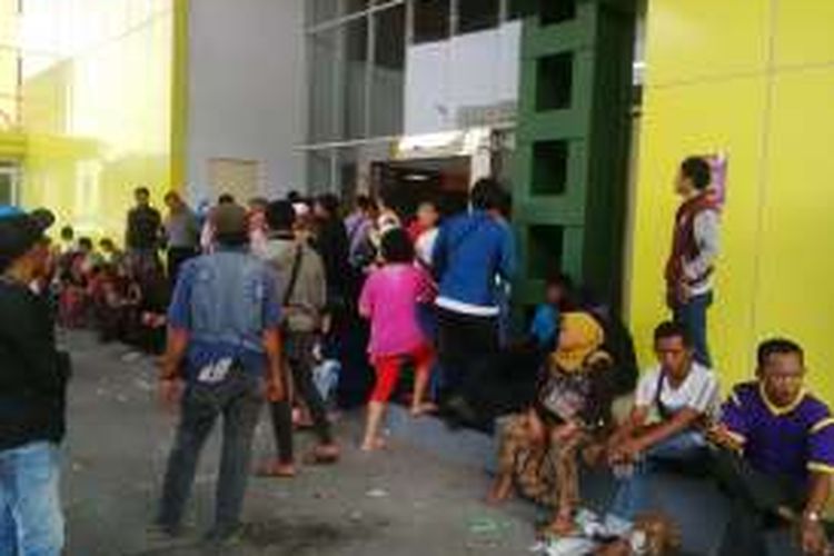 Pedagang dan warga bergerombol menunggu pembukaan Pasar Turi Baru