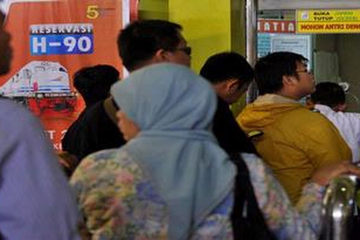Warga antre membeli tiket kereta api di Stasiun Gambir, Jakarta, Kamis (8/3/2012). PT Kereta Api Indonesia mulai memberlakukan kebijakan penjualan tiket untuk kelas eksekutif, bisnis, dan ekonomi ac sampai 90 hari sebelum keberangkatan.