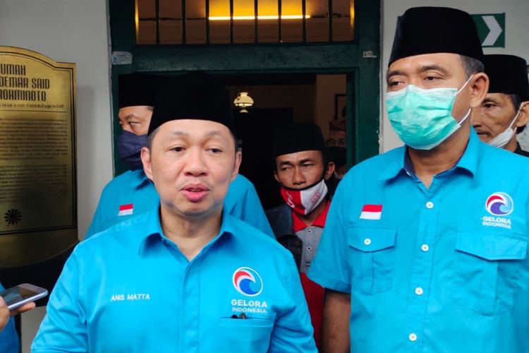 Ketua Umum Partai Gelora Anis Matta (kiri)