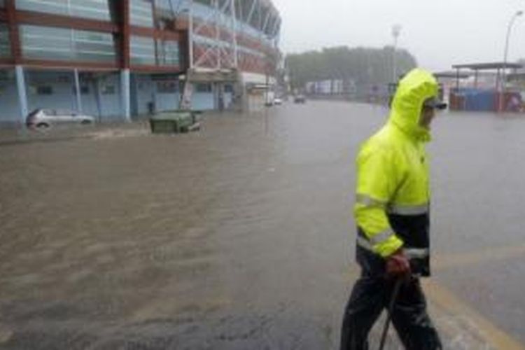 Banjir merendam salah satu sudut di luar Stadion Balaidos, Vigo, Kamis (16/10/2014).