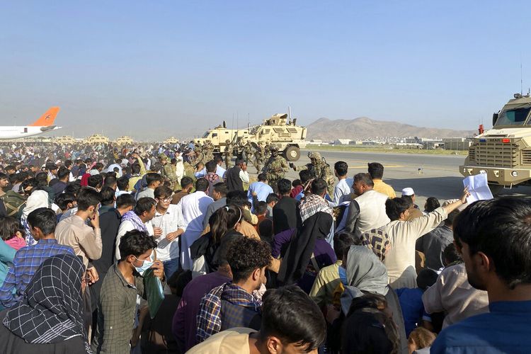 Tentara AS berjaga di sepanjang perimeter di bandara internasional di Kabul, Afghanistan, Senin, 16 Agustus 2021. 