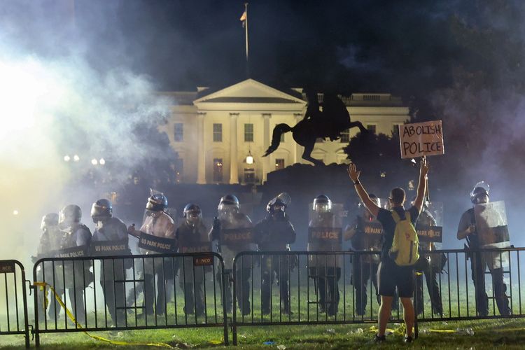 Polisi antihuru-hara berjaga di depan Lafayette Park dekat Gedung Putih di Amerika Serikat pada Minggu (31/5/2020). Polisi berupaya meredam kerusuhan demonstrasi kematian George Floyd.