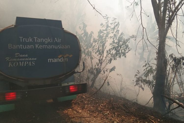 Hutan Lindung Egon Ilinmedo, di Desa Egon Buluk, Kecamatan Waigete, Kabupaten Sikka, Flores, NTT terbakar, Senin (30/9/2019).