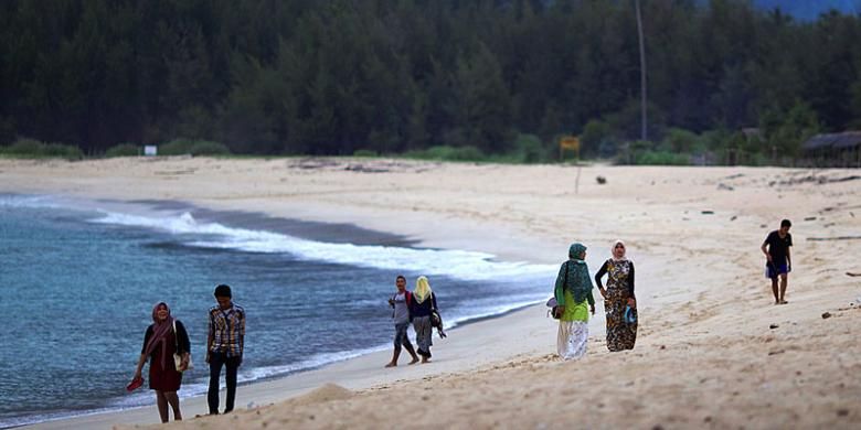 Menikmati Pasir Pantai Lampuuk di Aceh.